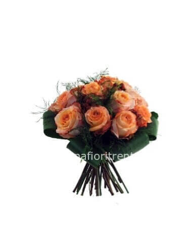 Bouquet di rose salmone e ipericom