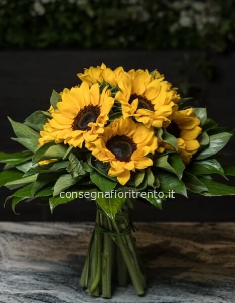 una sorpresa inaspettata .bouquet con  girasoli .