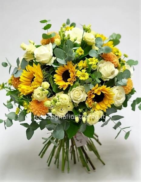 Freschezza e Sole: Bouquet di fiori rose bianche e girasoli .VOLEVAMO INFORMARVI CHE LA DIMENSIONE RAFFIGURATA NELLA FOTO PRODOTTO SI RIFERISCE SEMPRE ALLA PIU GRANDE