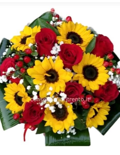 Happiness  bouquet con rose rosse girasoli e ipericom medio