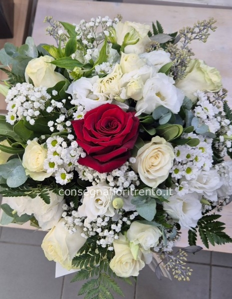 bouquet fiori tutto misto bianco con una rosa rossa .